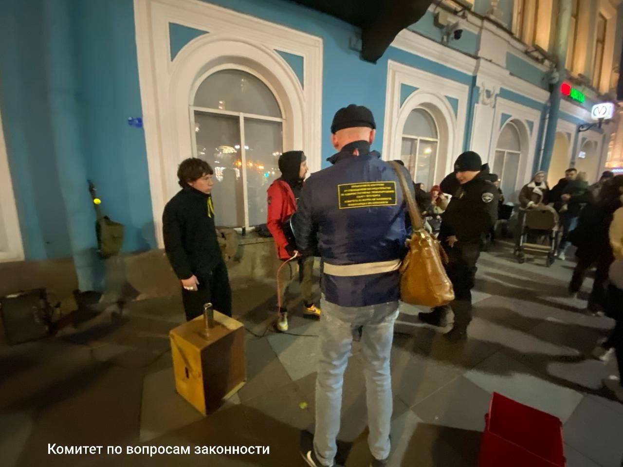 В центре Петербурга провели рейд по уличным музыкантам