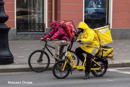 «Яндекс» готовится к запрету тысячам иностранцев работать в Петербурге курьерами с ноября