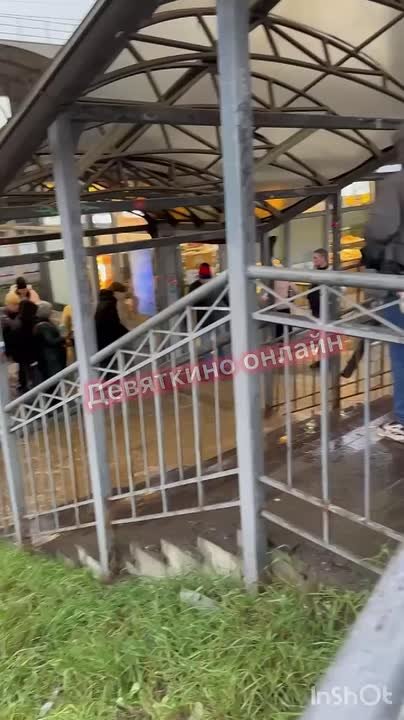 Лопнувшая труба, которая затопила проход к метро «Девяткино», принадлежит самому метрополитену, сообщил глава Муринского городского поселения