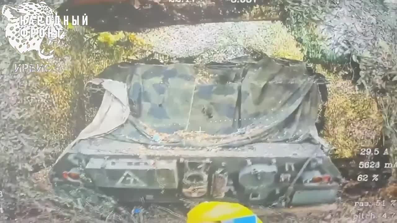 Операторы БПЛА отряда "Ирбис" сносят башню немецкому танку Leopard 1A5 ударами оптоволоконных дронов на Красноармейском направлении