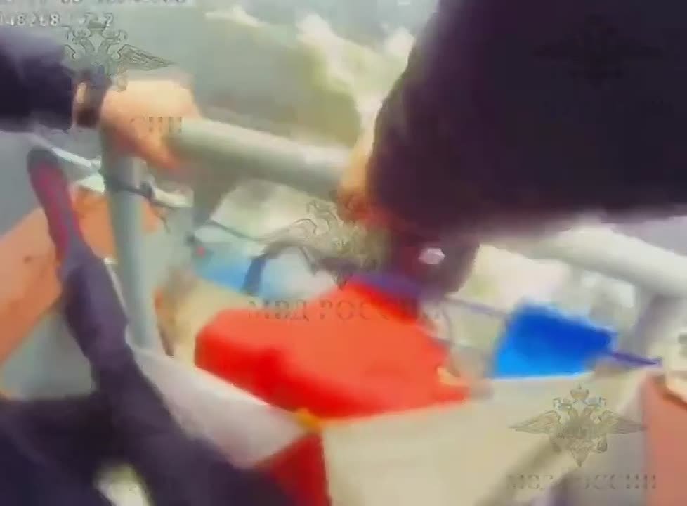 Полицейские спасли тонувшего мальчика в Петербурге