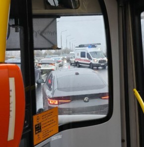 ДТП с тремя машинами перекрыло проезд по Планерному путепроводу в сторону центра