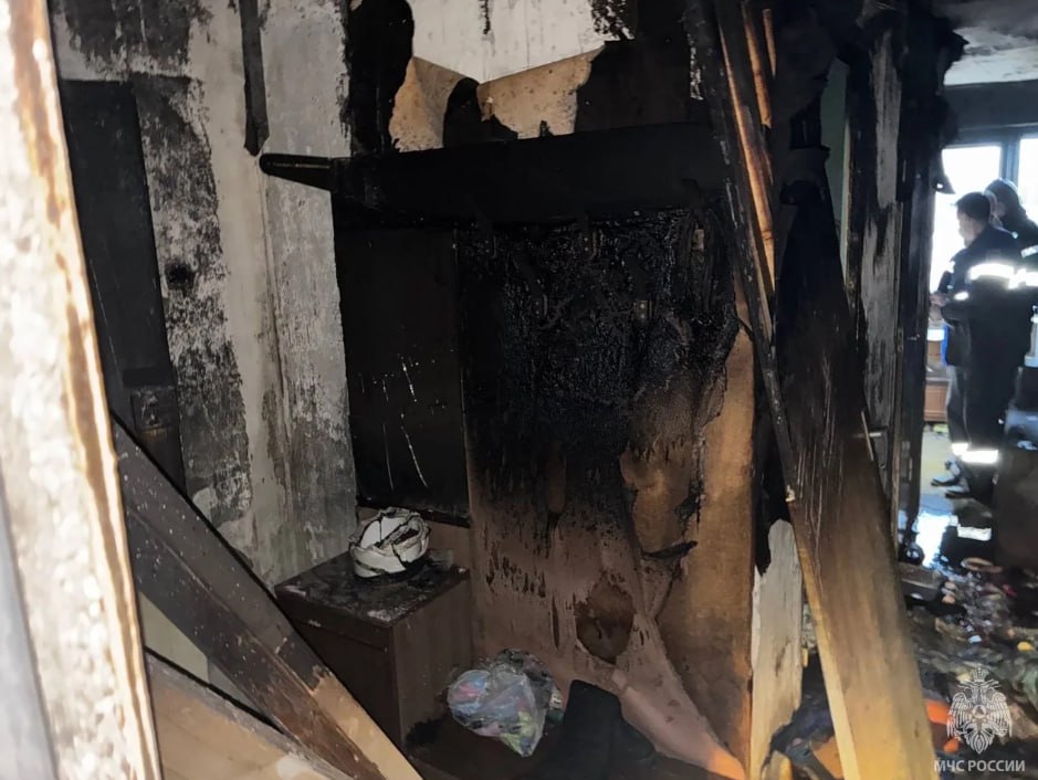 Оставленный на зарядке телефон спалил квартиру в Гатчине Оставленный на зарядке телефон спалил квартиру в Гатчине