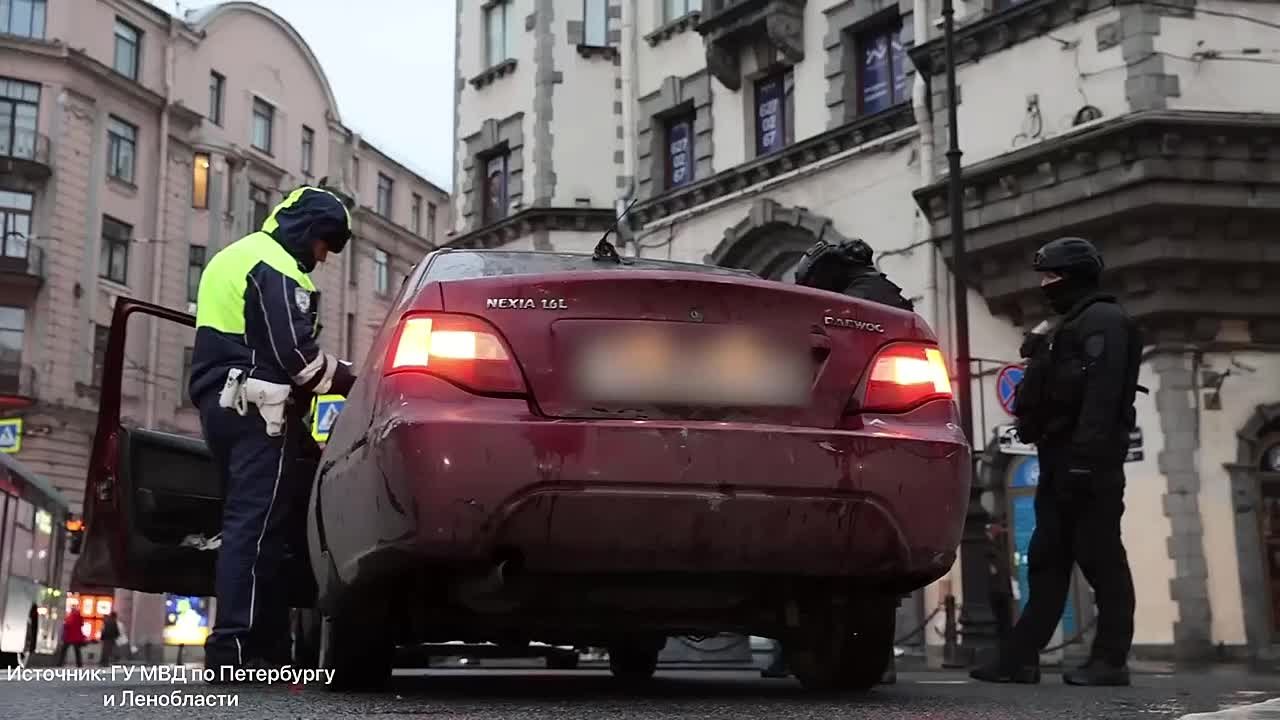В Петроградском районе прошел крупный полицейский рейд