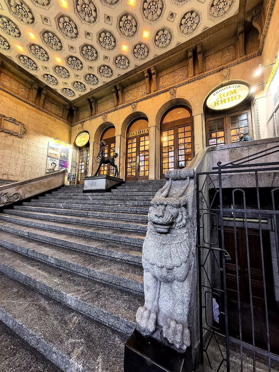 Грифоны у главной лестницы Дома Кино помнят многое