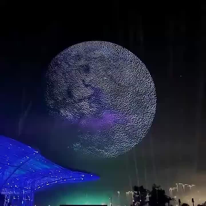 Если что, это не кадры, созданные ИИ, а настоящее китайское шоу дронов: 16 тысяч беспилотников в идеальном строю