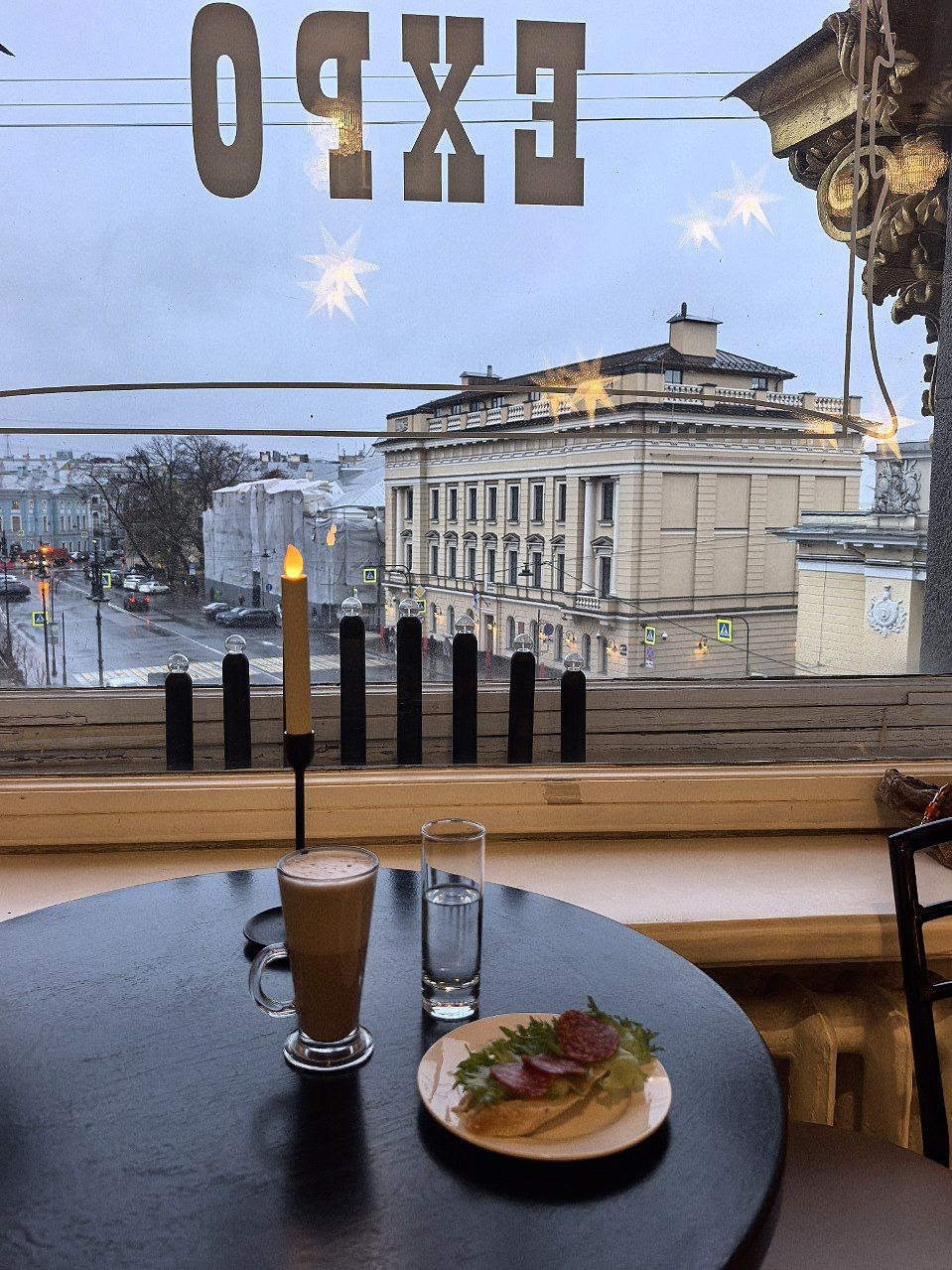 Грифоны у главной лестницы Дома Кино помнят многое Грифоны у главной лестницы Дома Кино помнят многое