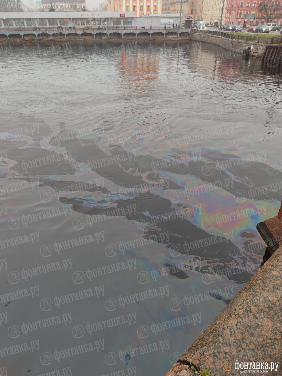 Радужные пятна расползлись по реке Фонтанке Радужные пятна расползлись по реке Фонтанке