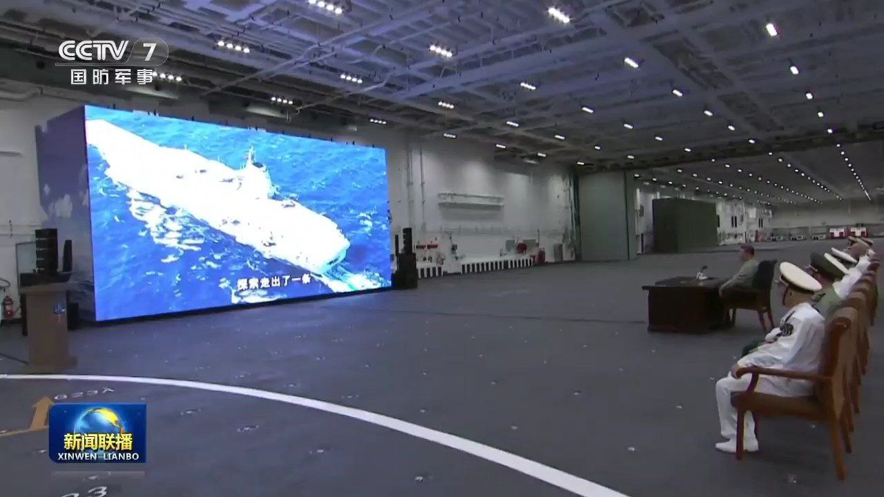 Как там внутри. Председатель КНР Си Цзиньпин поднялся на борт авианосца «Фуцзянь», где ему показали ангар для палубных вертолетов, противолодочный вертолет Чжи-20 Как там внутри. Председатель КНР Си Цзиньпин поднялся на борт авианосца «Фуцзянь», где ему показали ангар для палубных вертолетов, противолодочный вертолет Чжи-20