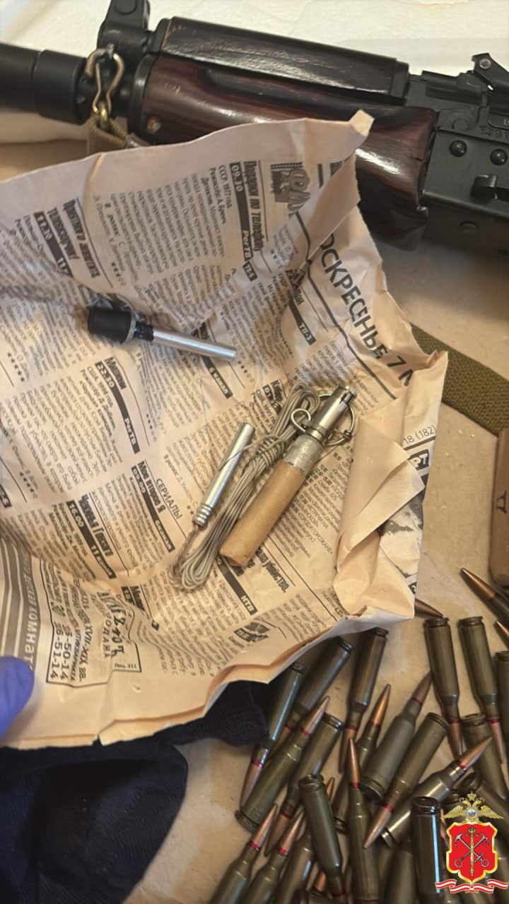 В Кронштадте, в квартире на антресолях нашли гранаты, патроны и автомат, числившийся в федеральном розыске В Кронштадте, в квартире на антресолях нашли гранаты, патроны и автомат, числившийся в федеральном розыске
