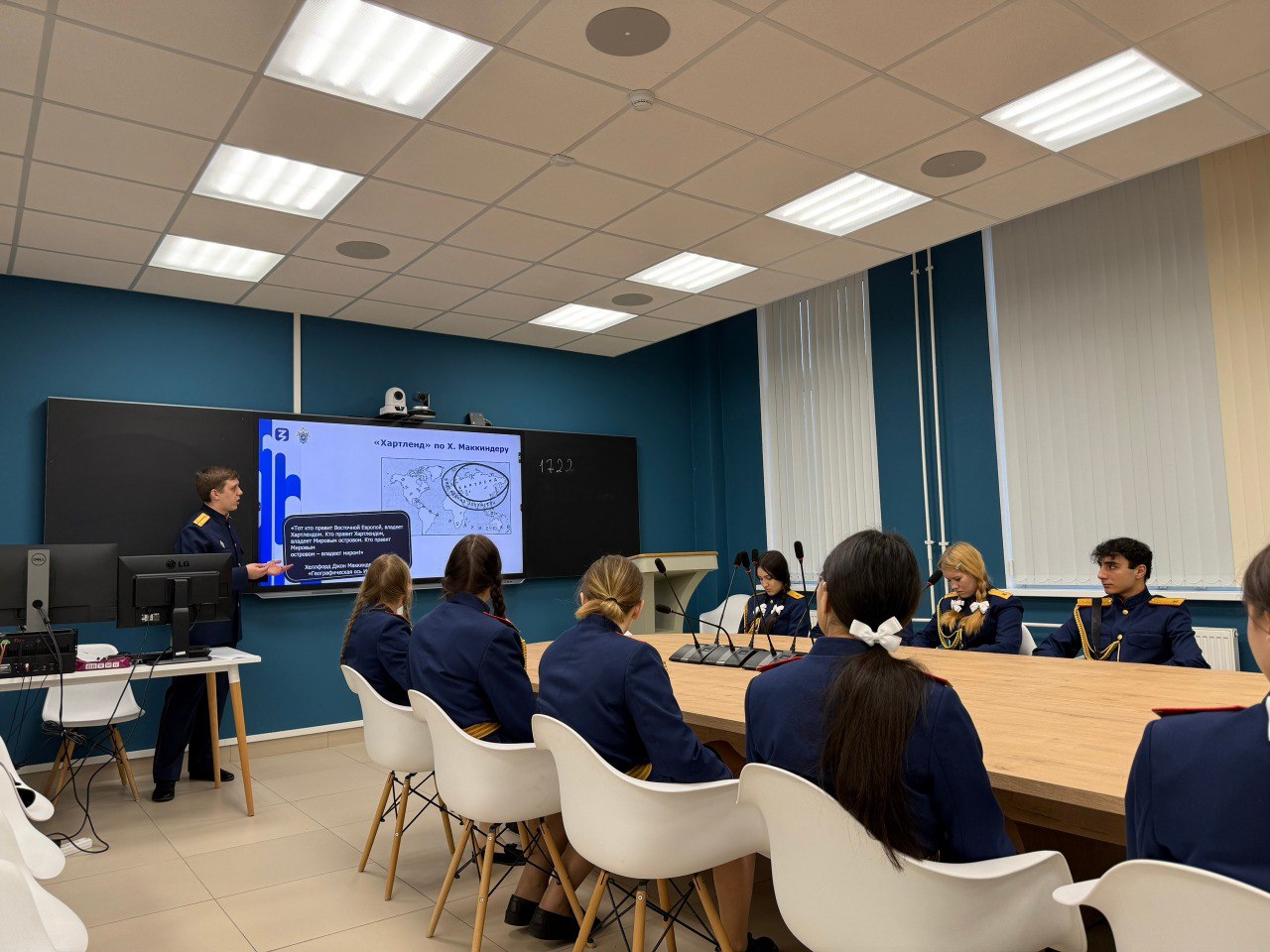 Старший следователь следственного отдела по городу Мурино провёл классный час, приуроченный ко Дню народного единства, с учащимися подшефных кадетских классов Следственного комитета России Старший следователь следственного отдела по городу Мурино провёл классный час, приуроченный ко Дню народного единства, с учащимися подшефных кадетских классов Следственного комитета России