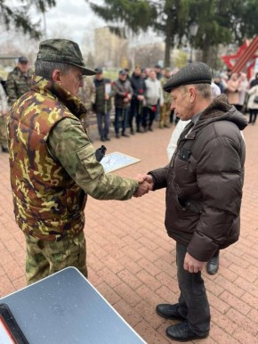 Поисковики из Ленобласти передали землю с места гибели красноармейцев их потомкам из Башкирии