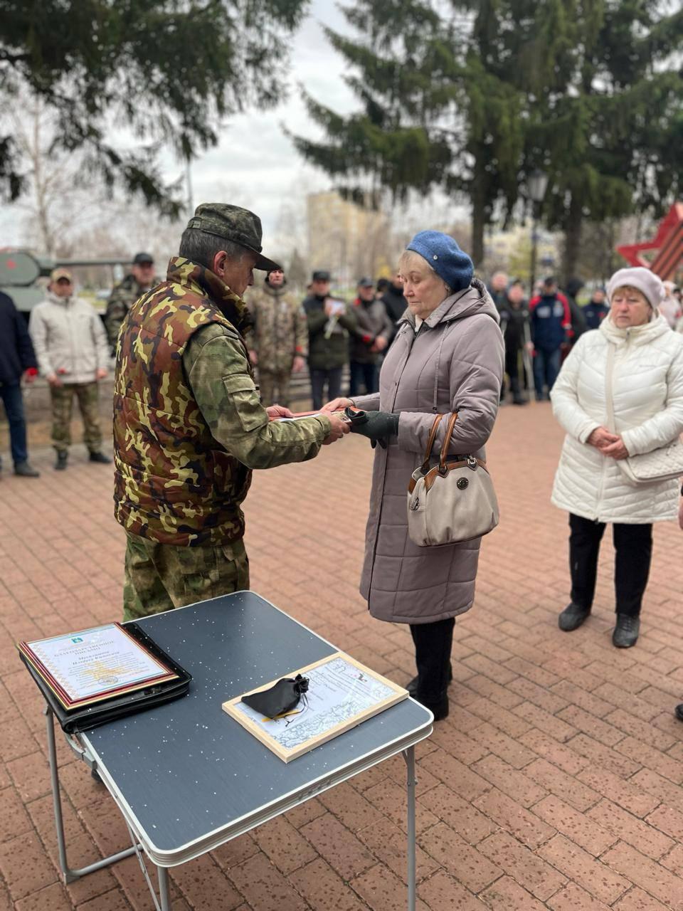 Поисковики из Ленобласти передали землю с места гибели красноармейцев их потомкам из Башкирии Поисковики из Ленобласти передали землю с места гибели красноармейцев их потомкам из Башкирии
