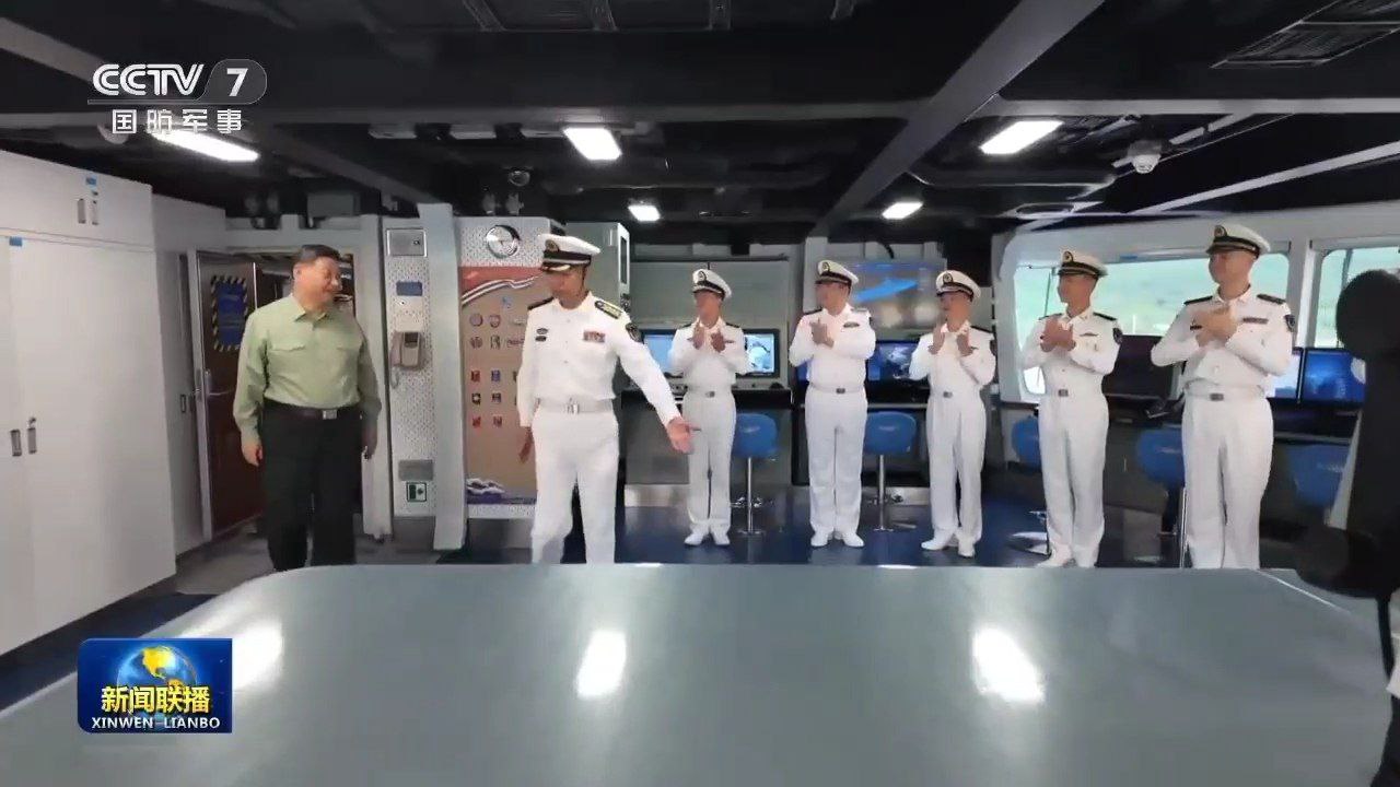 Как там внутри. Председатель КНР Си Цзиньпин поднялся на борт авианосца «Фуцзянь», где ему показали ангар для палубных вертолетов, противолодочный вертолет Чжи-20 Как там внутри. Председатель КНР Си Цзиньпин поднялся на борт авианосца «Фуцзянь», где ему показали ангар для палубных вертолетов, противолодочный вертолет Чжи-20