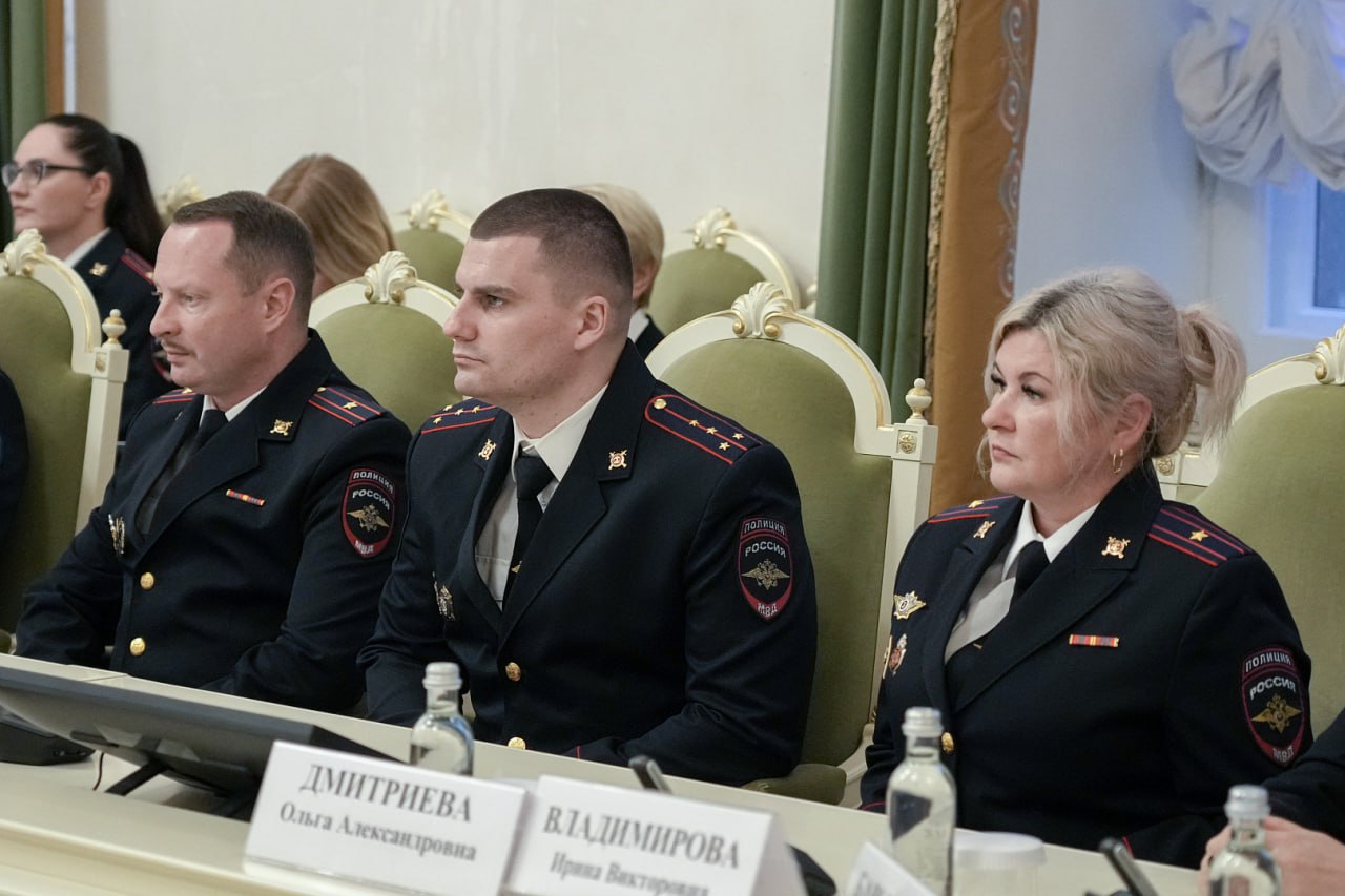 Накануне Председатель Заксобрания Александр Бельский поздравил руководство и сотрудников петербургской полиции с наступающим профессиональным праздником и вручил лучшим из них награды городского парламента Накануне Председатель Заксобрания Александр Бельский поздравил руководство и сотрудников петербургской полиции с наступающим профессиональным праздником и вручил лучшим из них награды городского парламента