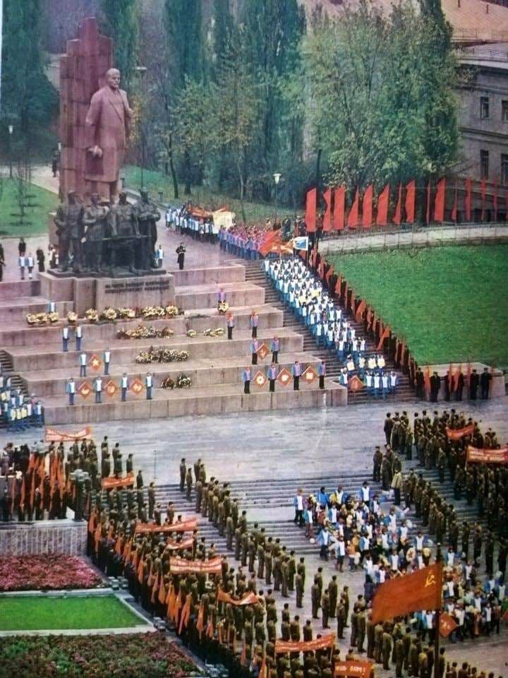 Два майора: Поздравляем наших читателей с годовщиной Октябрьской социалистической революции! Два майора: Поздравляем наших читателей с годовщиной Октябрьской социалистической революции!