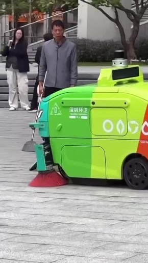 Видео из Китая, на котором работник клининговой службы наблюдает за проезжающим мимо роботом-уборщиком, стало новым мировым интернет-мемом