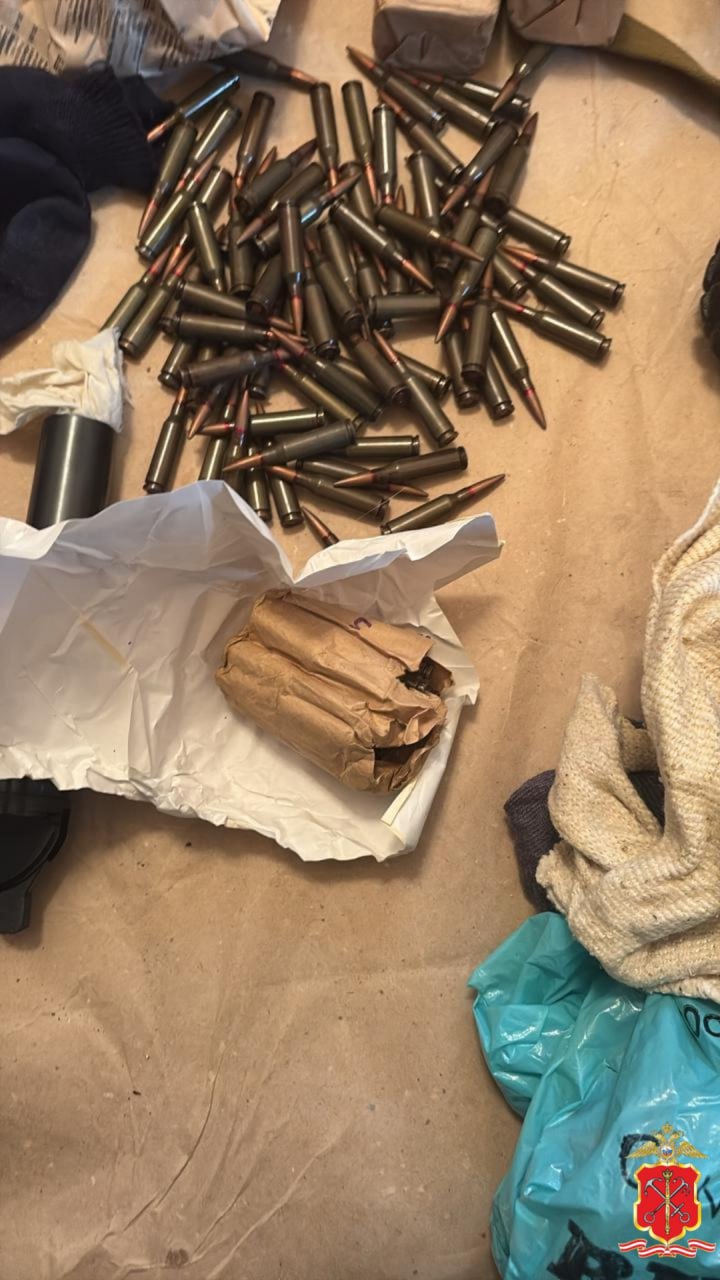 В Кронштадте, в квартире на антресолях нашли гранаты, патроны и автомат, числившийся в федеральном розыске В Кронштадте, в квартире на антресолях нашли гранаты, патроны и автомат, числившийся в федеральном розыске
