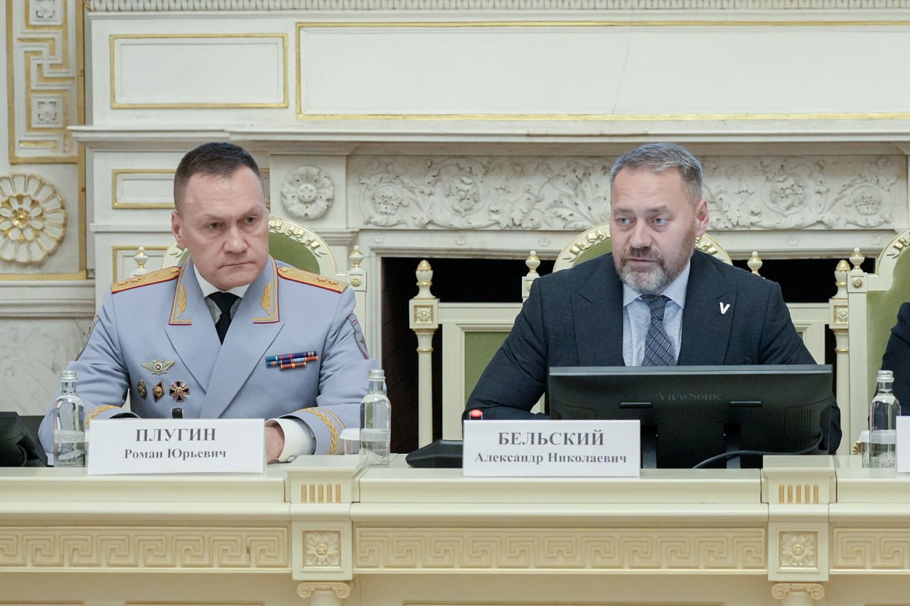 Накануне Председатель Заксобрания Александр Бельский поздравил руководство и сотрудников петербургской полиции с наступающим профессиональным праздником и вручил лучшим из них награды городского парламента Накануне Председатель Заксобрания Александр Бельский поздравил руководство и сотрудников петербургской полиции с наступающим профессиональным праздником и вручил лучшим из них награды городского парламента