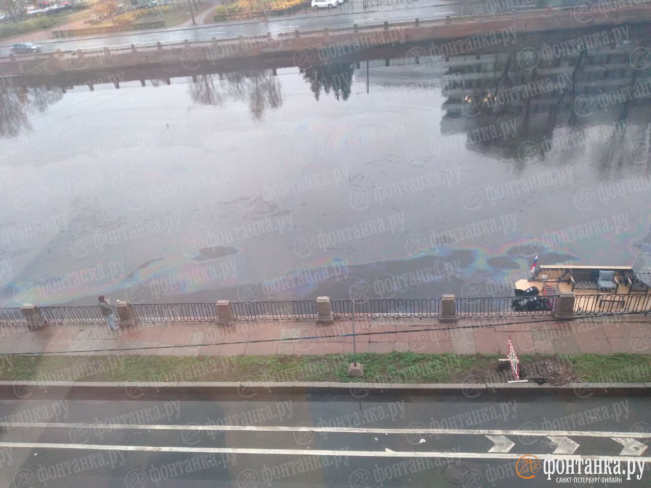 Радужные пятна расползлись по реке Фонтанке Радужные пятна расползлись по реке Фонтанке