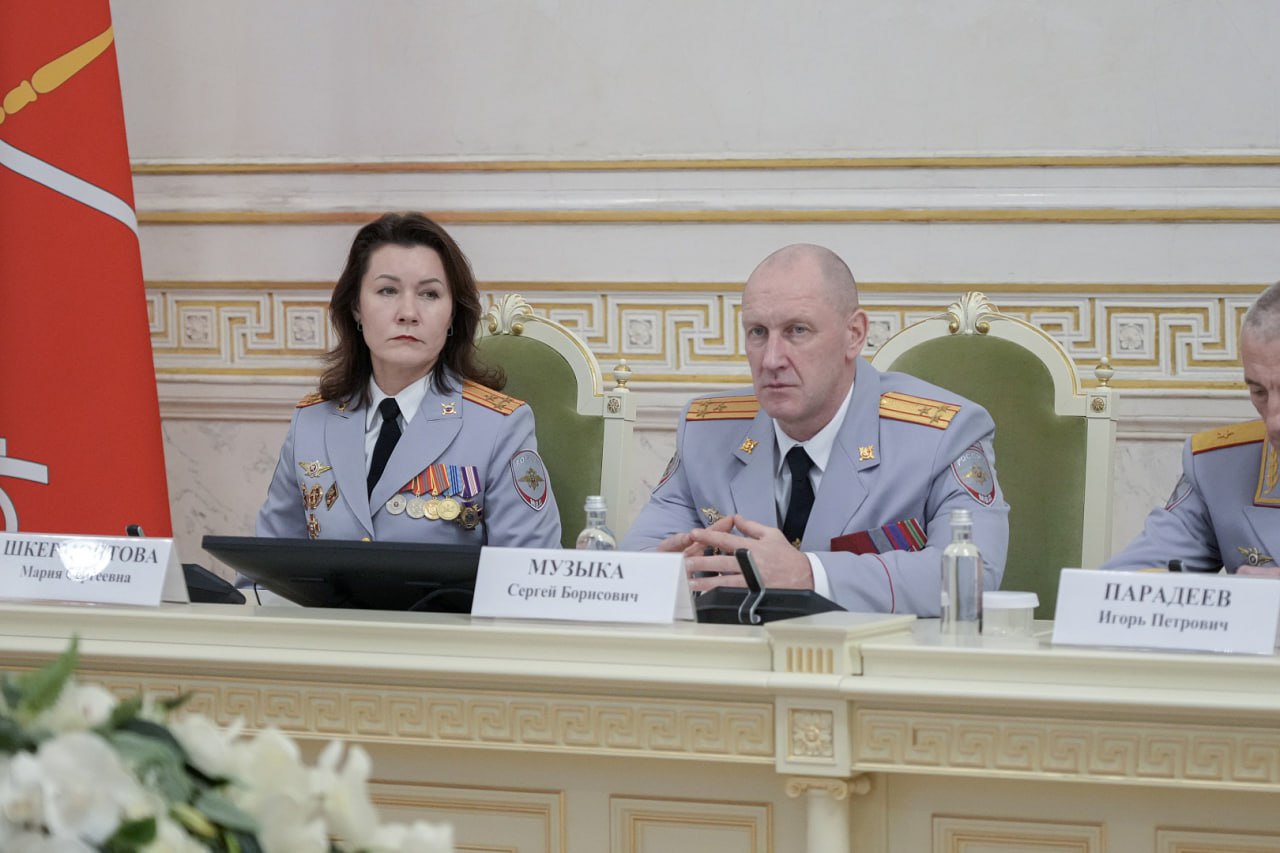 Накануне Председатель Заксобрания Александр Бельский поздравил руководство и сотрудников петербургской полиции с наступающим профессиональным праздником и вручил лучшим из них награды городского парламента Накануне Председатель Заксобрания Александр Бельский поздравил руководство и сотрудников петербургской полиции с наступающим профессиональным праздником и вручил лучшим из них награды городского парламента