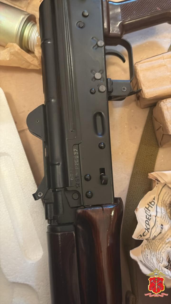 В Кронштадте, в квартире на антресолях нашли гранаты, патроны и автомат, числившийся в федеральном розыске В Кронштадте, в квартире на антресолях нашли гранаты, патроны и автомат, числившийся в федеральном розыске