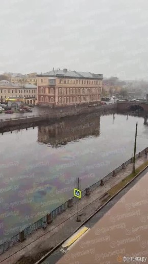 Масляные пятна на Фонтанке растянулись от Обуховского до Старо-Калинкина моста