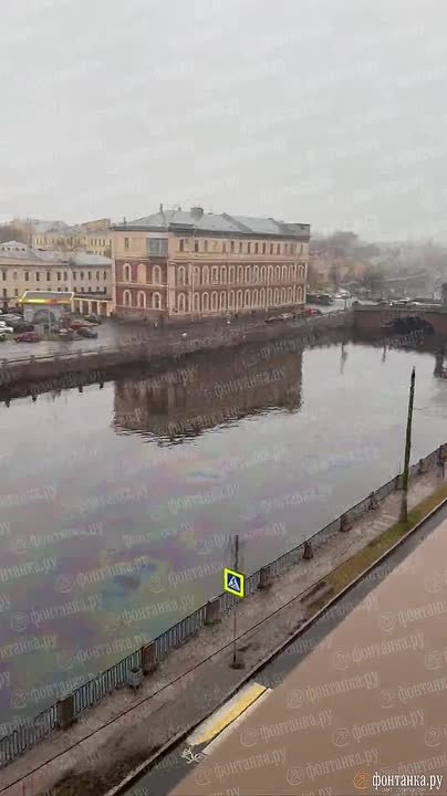 Масляные пятна на Фонтанке растянулись от Обуховского до Старо-Калинкина моста