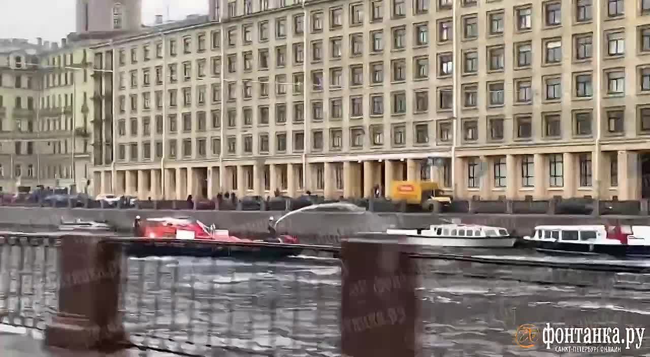 Фонтанку очищают после появления на ней масляных пятен