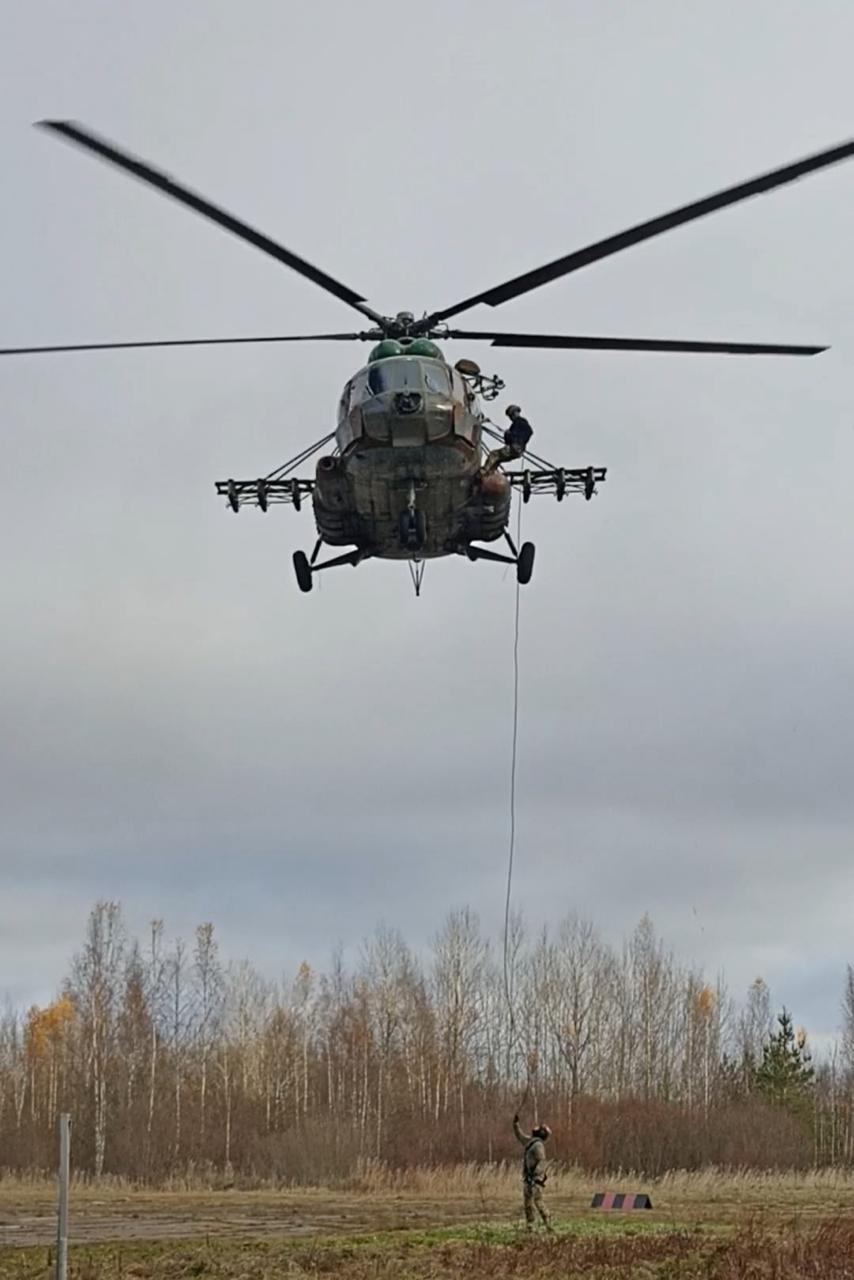 ОМОН провел тренировку по беспарашютному десантированию в Ленобласти ОМОН провел тренировку по беспарашютному десантированию в Ленобласти