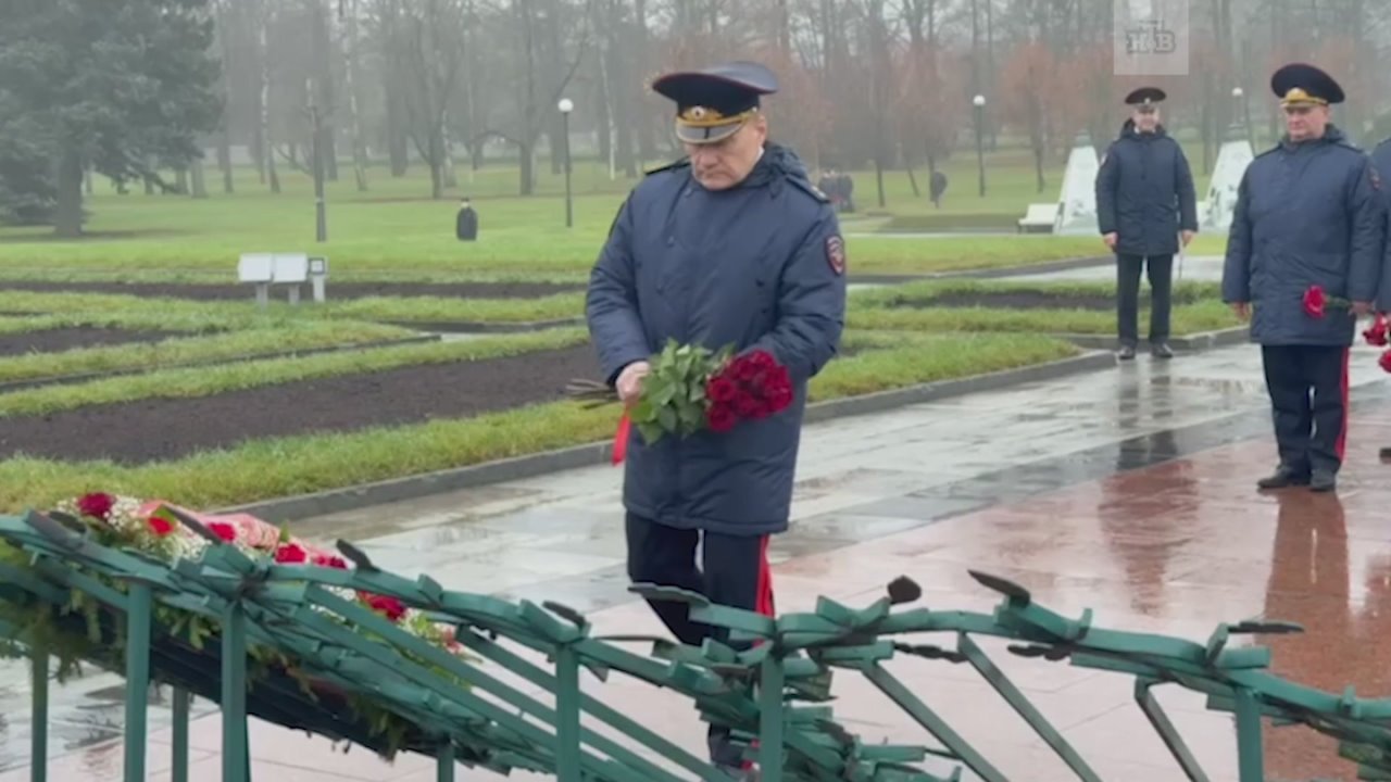 На Пискарёвском мемориальном кладбище почтили память полицейских, погибших при исполнении служебного долга