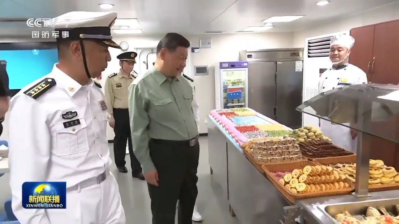 Как там внутри. Председатель КНР Си Цзиньпин поднялся на борт авианосца «Фуцзянь», где ему показали ангар для палубных вертолетов, противолодочный вертолет Чжи-20 Как там внутри. Председатель КНР Си Цзиньпин поднялся на борт авианосца «Фуцзянь», где ему показали ангар для палубных вертолетов, противолодочный вертолет Чжи-20