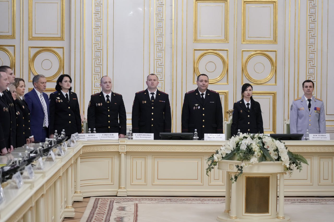 Накануне Председатель Заксобрания Александр Бельский поздравил руководство и сотрудников петербургской полиции с наступающим профессиональным праздником и вручил лучшим из них награды городского парламента Накануне Председатель Заксобрания Александр Бельский поздравил руководство и сотрудников петербургской полиции с наступающим профессиональным праздником и вручил лучшим из них награды городского парламента