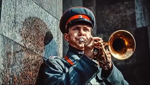 Два майора: ПОДЪЕМ!. День Великой Октябрьской социалистической революции — годовщина Октябрьской революции 1917 года, приходится на 25 октября (7 ноября)