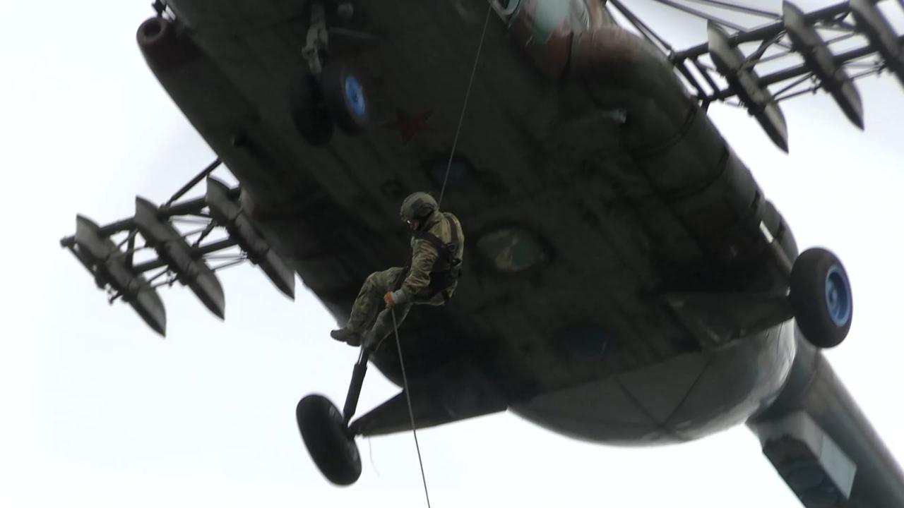 ОМОН провел тренировку по беспарашютному десантированию в Ленобласти ОМОН провел тренировку по беспарашютному десантированию в Ленобласти