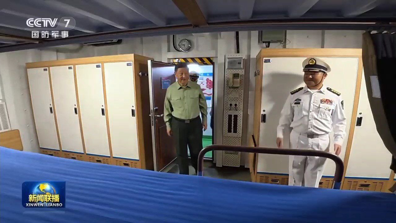 Как там внутри. Председатель КНР Си Цзиньпин поднялся на борт авианосца «Фуцзянь», где ему показали ангар для палубных вертолетов, противолодочный вертолет Чжи-20 Как там внутри. Председатель КНР Си Цзиньпин поднялся на борт авианосца «Фуцзянь», где ему показали ангар для палубных вертолетов, противолодочный вертолет Чжи-20
