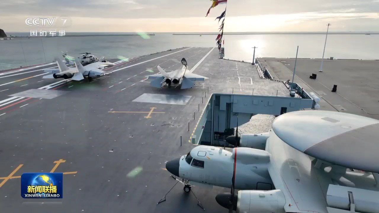 Как там внутри. Председатель КНР Си Цзиньпин поднялся на борт авианосца «Фуцзянь», где ему показали ангар для палубных вертолетов, противолодочный вертолет Чжи-20 Как там внутри. Председатель КНР Си Цзиньпин поднялся на борт авианосца «Фуцзянь», где ему показали ангар для палубных вертолетов, противолодочный вертолет Чжи-20