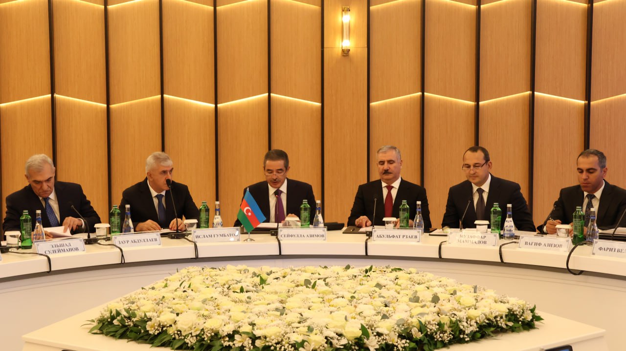 В Баку делегации МВД России и МВД Азербайджанской Республики обсудили вопросы взаимодействия в сфере трансграничной преступности В Баку делегации МВД России и МВД Азербайджанской Республики обсудили вопросы взаимодействия в сфере трансграничной преступности