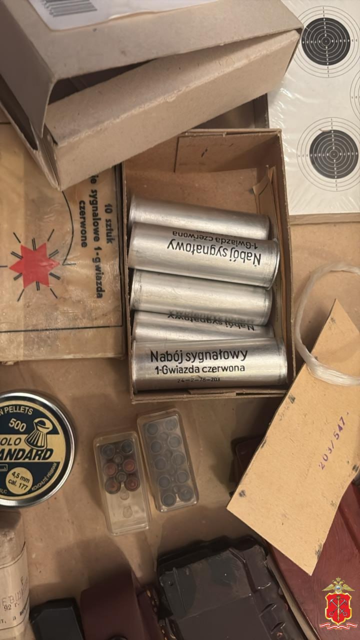 В Кронштадте, в квартире на антресолях нашли гранаты, патроны и автомат, числившийся в федеральном розыске В Кронштадте, в квартире на антресолях нашли гранаты, патроны и автомат, числившийся в федеральном розыске