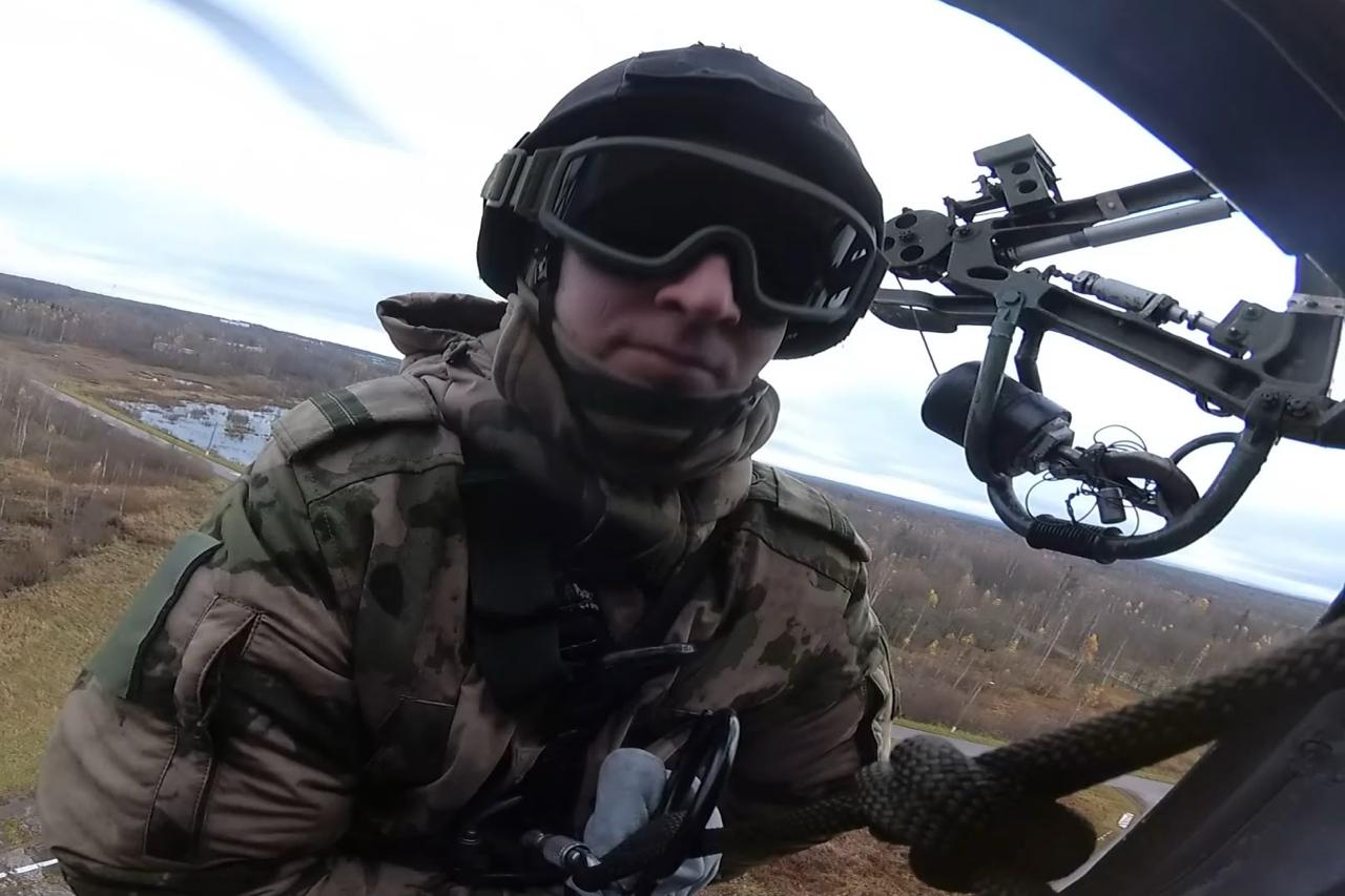 ОМОН провел тренировку по беспарашютному десантированию в Ленобласти