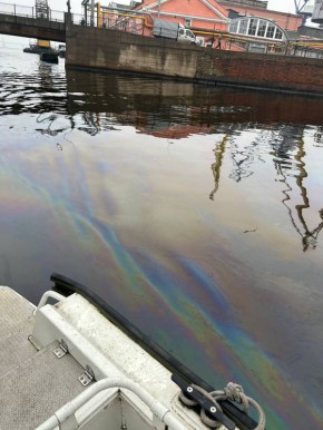 Разлив нефтепродуктов зафиксировали в Фонтанке, прокуратура Петербурга проводит проверку