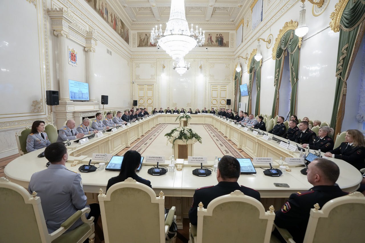 Накануне Председатель Заксобрания Александр Бельский поздравил руководство и сотрудников петербургской полиции с наступающим профессиональным праздником и вручил лучшим из них награды городского парламента