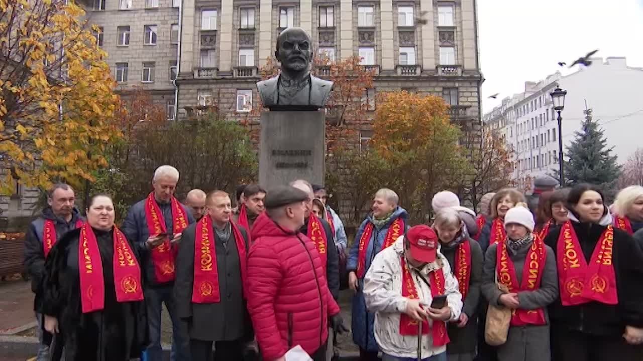 Выстрел «Авроры», штурм Зимнего дворца и вождя мирового пролетариата вспоминали сегодня на Петроградской стороне в Ново-Ленинском сквере