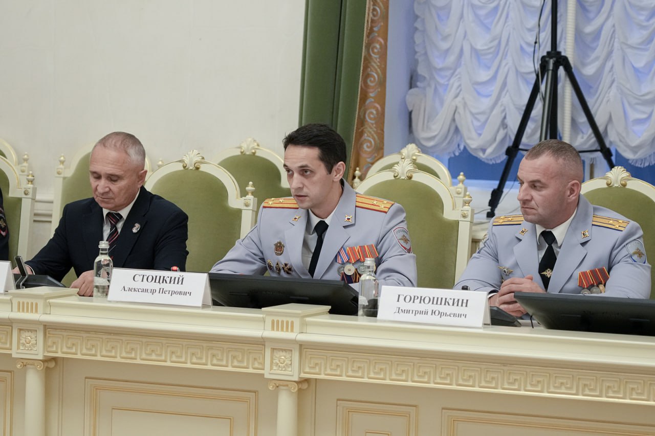 Накануне Председатель Заксобрания Александр Бельский поздравил руководство и сотрудников петербургской полиции с наступающим профессиональным праздником и вручил лучшим из них награды городского парламента Накануне Председатель Заксобрания Александр Бельский поздравил руководство и сотрудников петербургской полиции с наступающим профессиональным праздником и вручил лучшим из них награды городского парламента