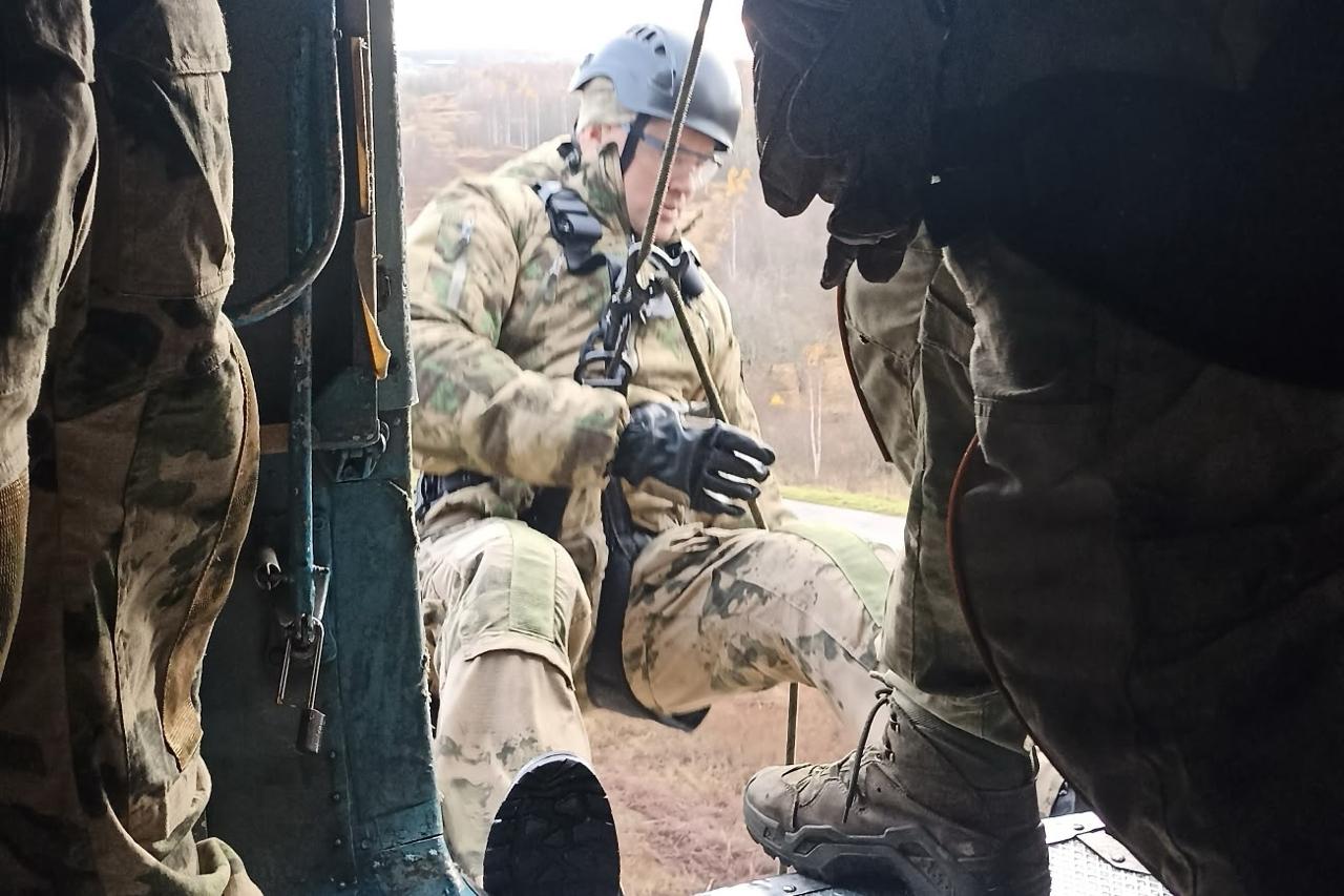 ОМОН провел тренировку по беспарашютному десантированию в Ленобласти ОМОН провел тренировку по беспарашютному десантированию в Ленобласти