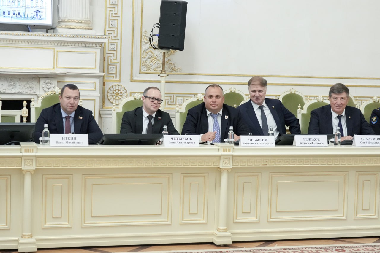 Накануне Председатель Заксобрания Александр Бельский поздравил руководство и сотрудников петербургской полиции с наступающим профессиональным праздником и вручил лучшим из них награды городского парламента Накануне Председатель Заксобрания Александр Бельский поздравил руководство и сотрудников петербургской полиции с наступающим профессиональным праздником и вручил лучшим из них награды городского парламента