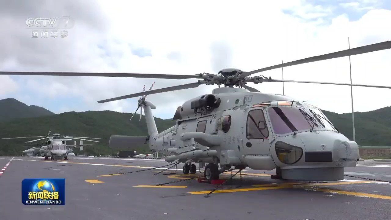 Как там внутри. Председатель КНР Си Цзиньпин поднялся на борт авианосца «Фуцзянь», где ему показали ангар для палубных вертолетов, противолодочный вертолет Чжи-20 Как там внутри. Председатель КНР Си Цзиньпин поднялся на борт авианосца «Фуцзянь», где ему показали ангар для палубных вертолетов, противолодочный вертолет Чжи-20