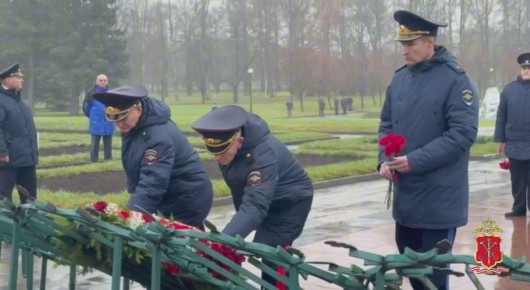Петербургская полиция на Пискаревском мемориале почтила память сотрудников, погибших при исполнении служебного долга