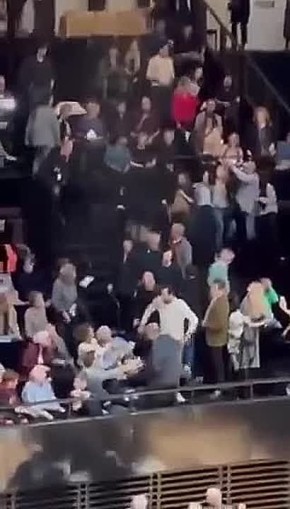 Дмитрий Стешин: Зрелище года - слушатели симфонического оркестра отпинали палестинского активиста, под аплодисменты оркестра и публики