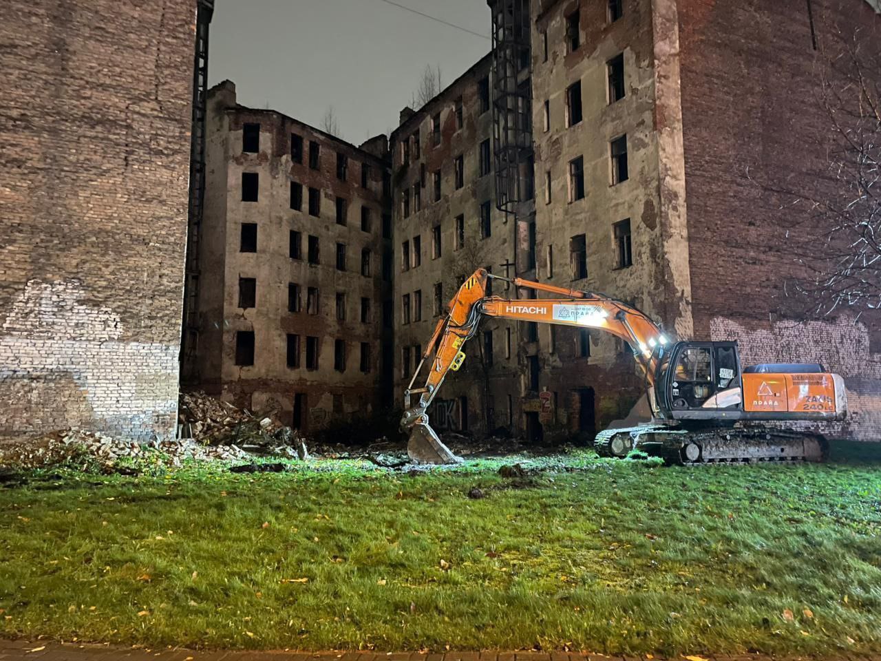 В здании на Розенштейна, где произошло обрушение, начали демонтировать аварийные перекрытия В здании на Розенштейна, где произошло обрушение, начали демонтировать аварийные перекрытия